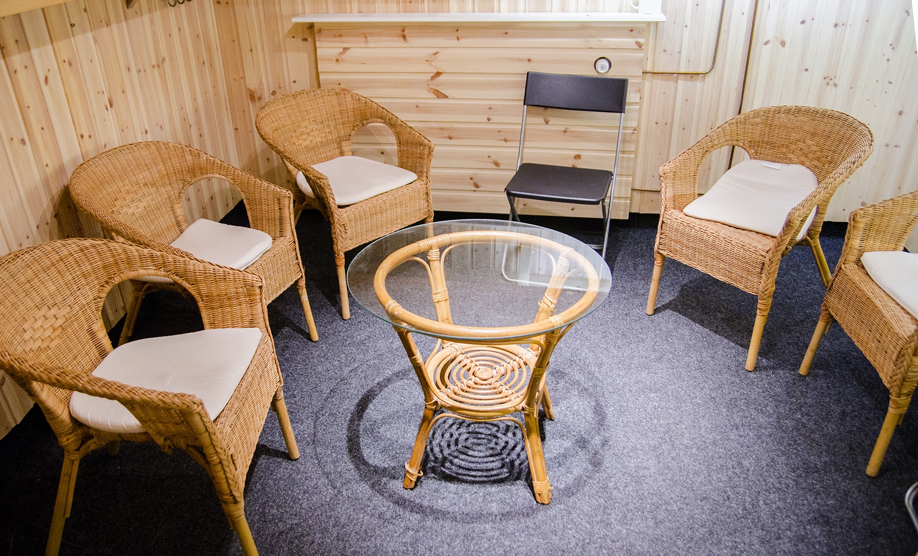 Bastuavdelning med träbänkar och loungeyta för avkoppling